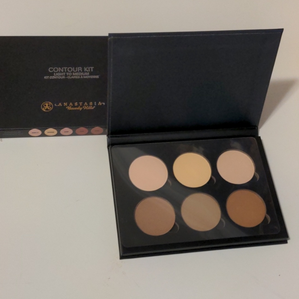 Anastasia Berverly Hills  Light to Medium
